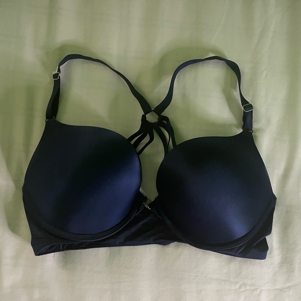 Victoria’s Secret bombshell plunge